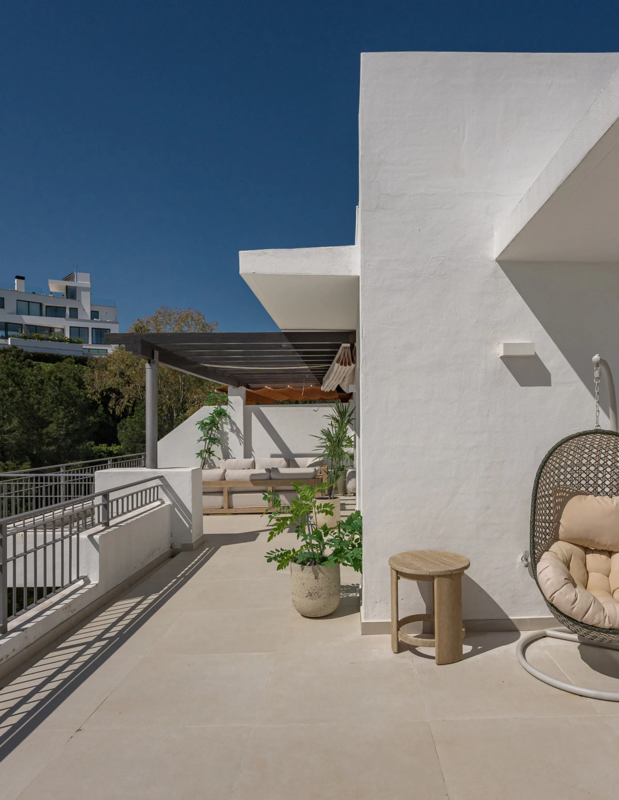 Set high above the lush landscape of La Quinta in Benahavís, this exceptional duplex penthouse offers a unique blend of luxury, privacy, and jaw-dropping panoramic views. Just a 7-minute drive from Puerto Banús and even closer to the top three golf course