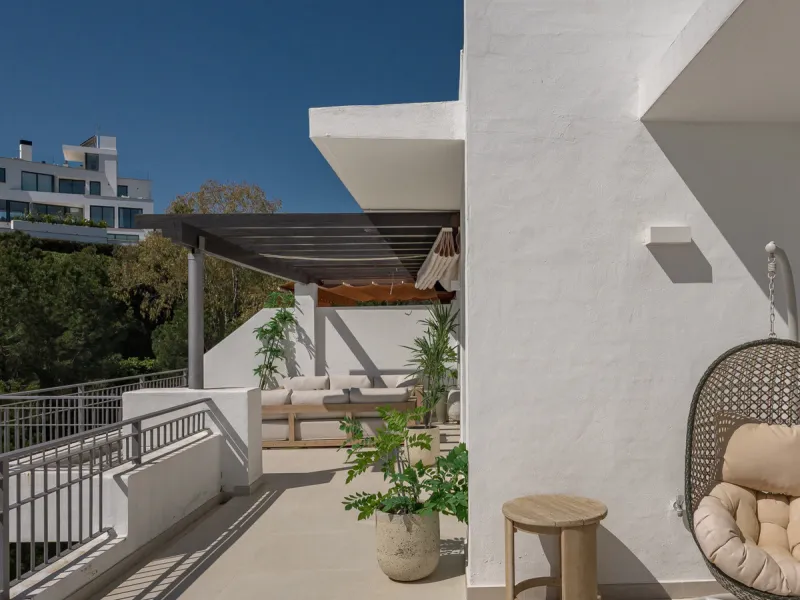 Set high above the lush landscape of La Quinta in Benahavís, this exceptional duplex penthouse offers a unique blend of luxury, privacy, and jaw-dropping panoramic views. Just a 7-minute drive from Puerto Banús and even closer to the top three golf course