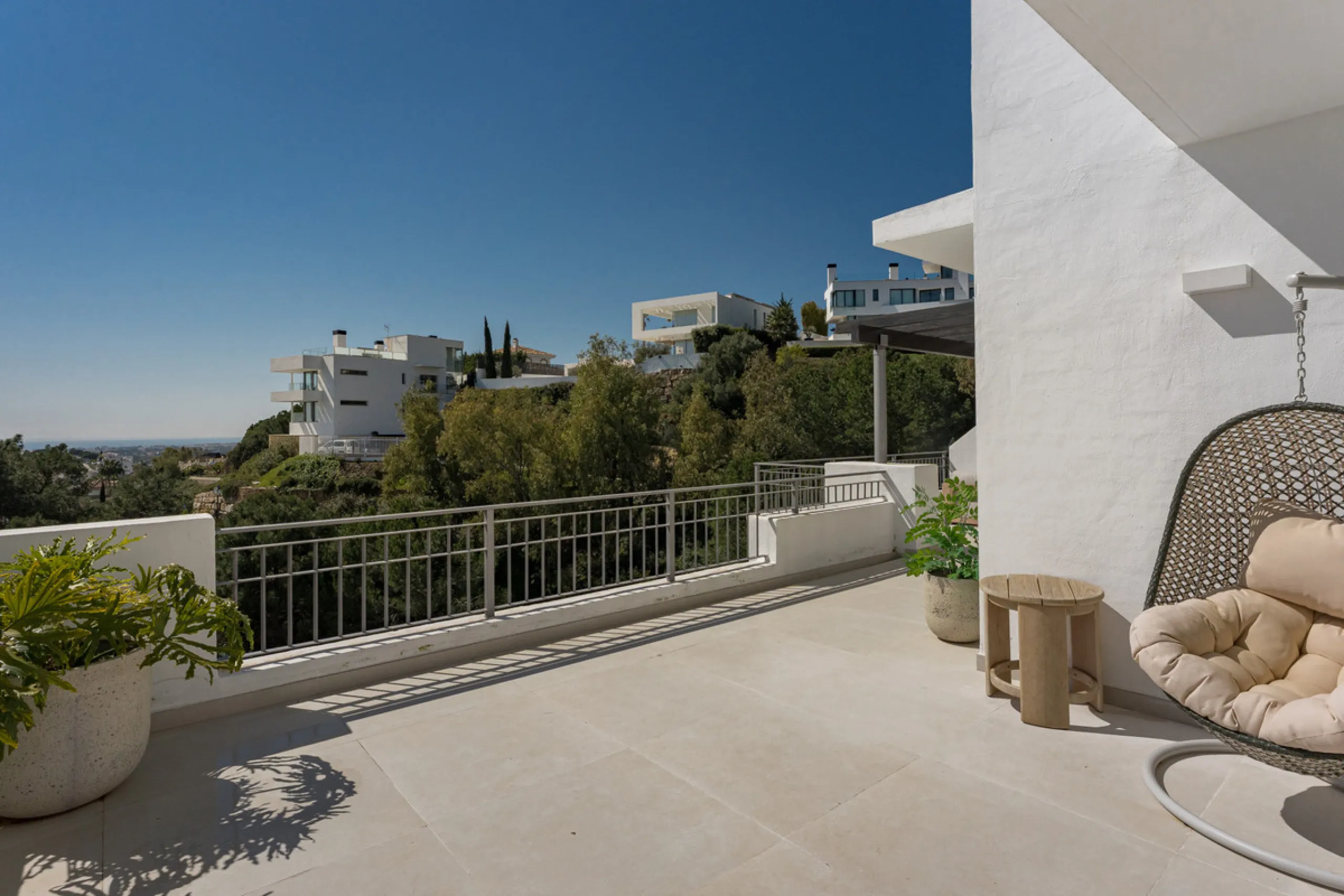 Set high above the lush landscape of La Quinta in Benahavís, this exceptional duplex penthouse offers a unique blend of luxury, privacy, and jaw-dropping panoramic views. Just a 7-minute drive from Puerto Banús and even closer to the top three golf course