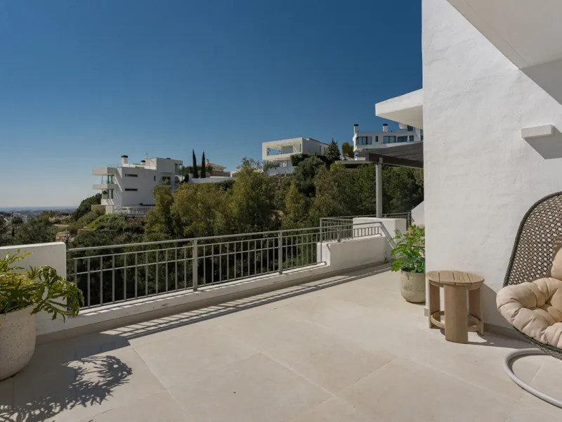 Set high above the lush landscape of La Quinta in Benahavís, this exceptional duplex penthouse offers a unique blend of luxury, privacy, and jaw-dropping panoramic views. Just a 7-minute drive from Puerto Banús and even closer to the top three golf course