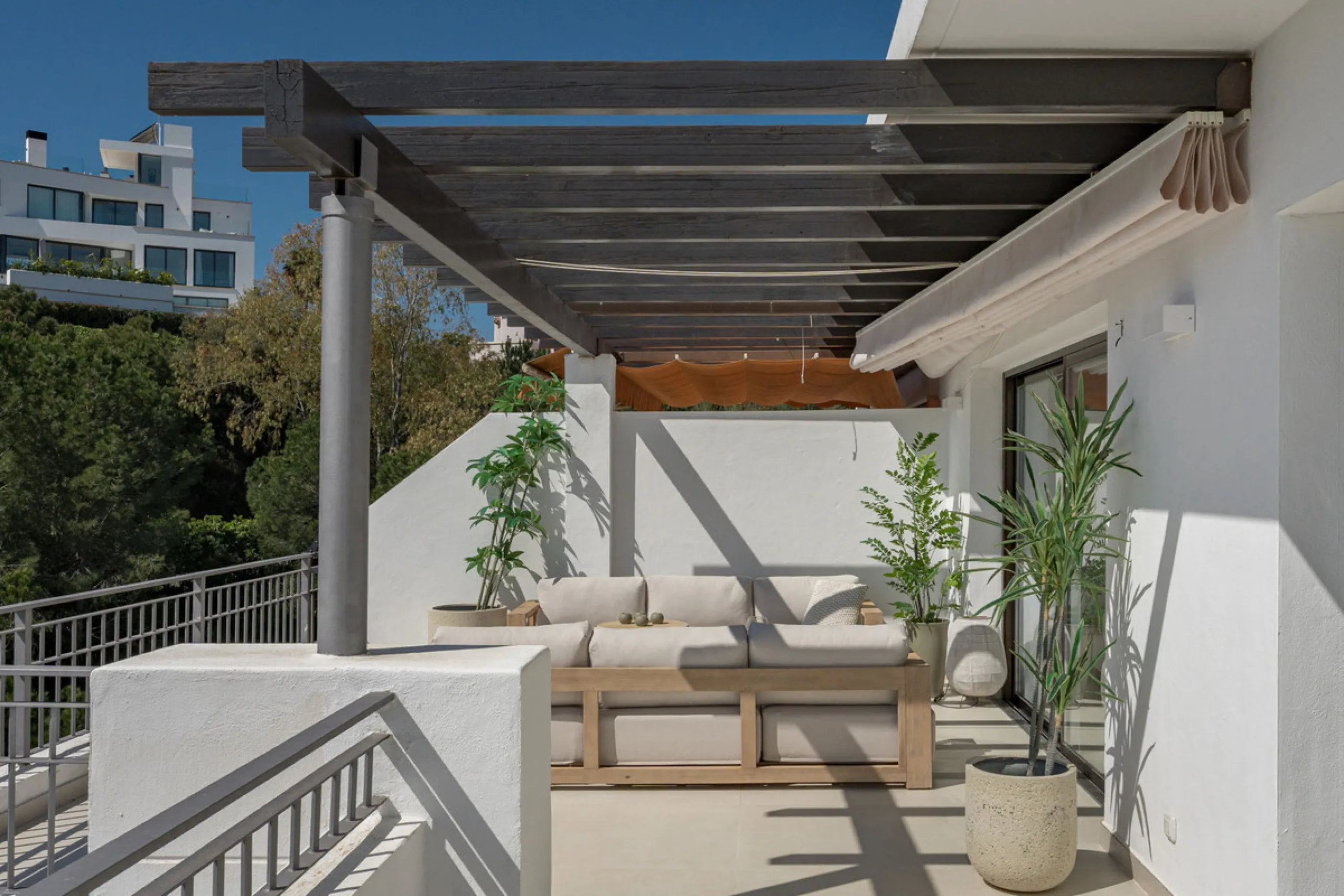 Set high above the lush landscape of La Quinta in Benahavís, this exceptional duplex penthouse offers a unique blend of luxury, privacy, and jaw-dropping panoramic views. Just a 7-minute drive from Puerto Banús and even closer to the top three golf course