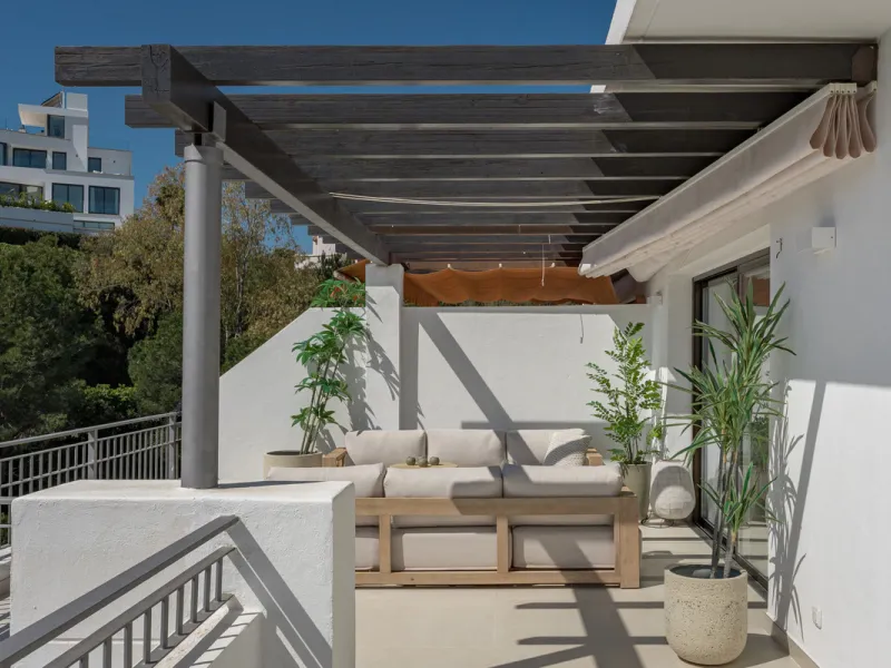 Set high above the lush landscape of La Quinta in Benahavís, this exceptional duplex penthouse offers a unique blend of luxury, privacy, and jaw-dropping panoramic views. Just a 7-minute drive from Puerto Banús and even closer to the top three golf course