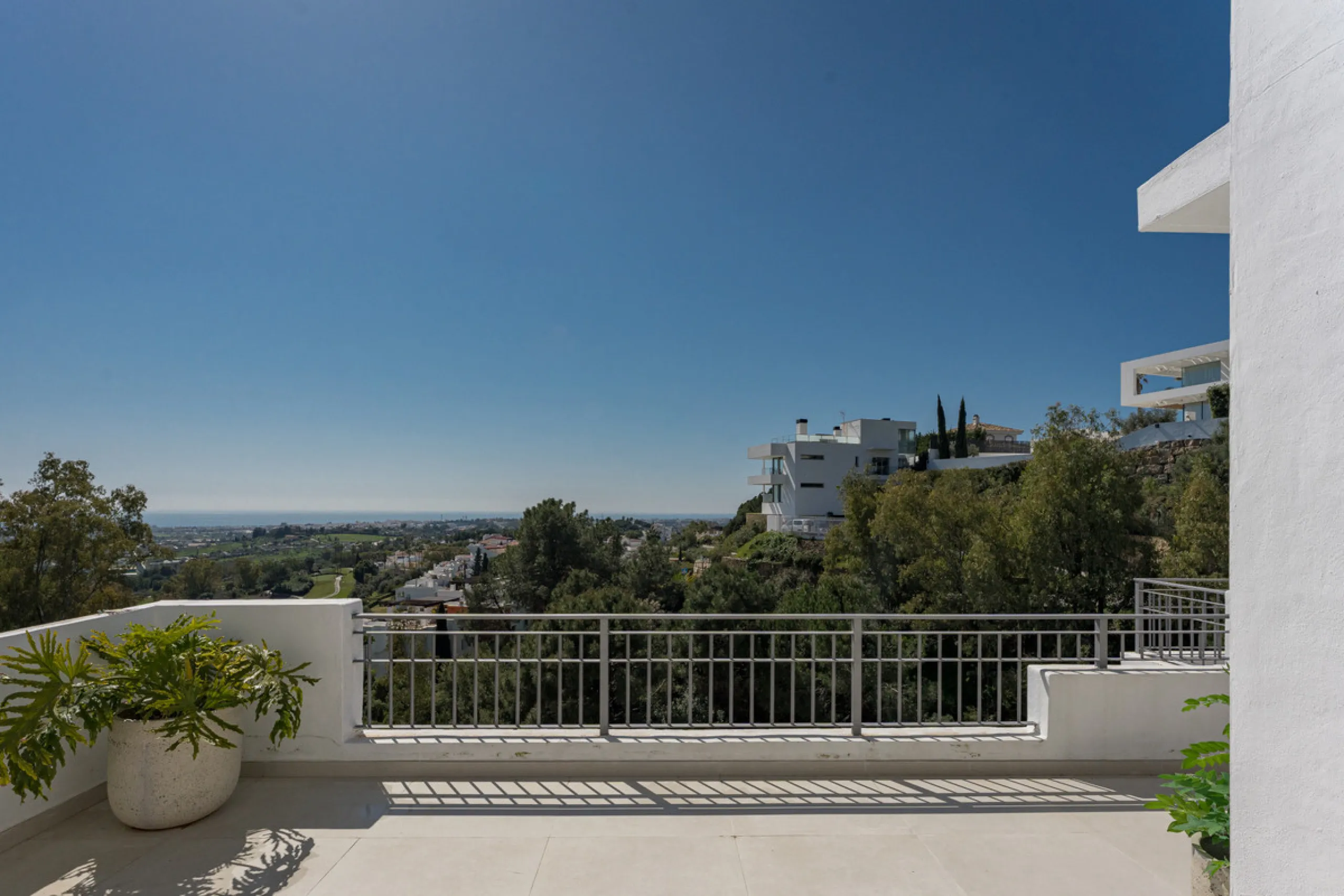 Set high above the lush landscape of La Quinta in Benahavís, this exceptional duplex penthouse offers a unique blend of luxury, privacy, and jaw-dropping panoramic views. Just a 7-minute drive from Puerto Banús and even closer to the top three golf course