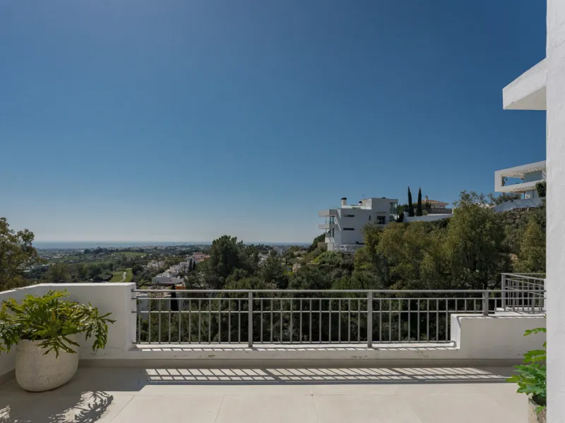 Set high above the lush landscape of La Quinta in Benahavís, this exceptional duplex penthouse offers a unique blend of luxury, privacy, and jaw-dropping panoramic views. Just a 7-minute drive from Puerto Banús and even closer to the top three golf course