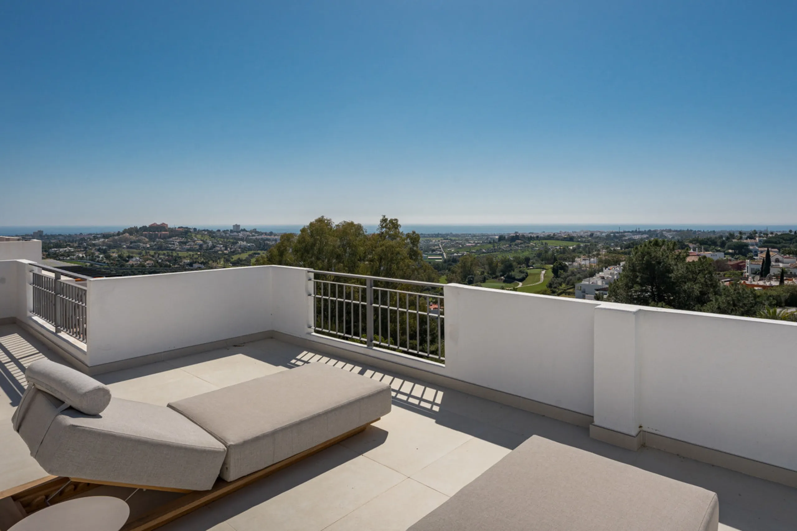 Set high above the lush landscape of La Quinta in Benahavís, this exceptional duplex penthouse offers a unique blend of luxury, privacy, and jaw-dropping panoramic views. Just a 7-minute drive from Puerto Banús and even closer to the top three golf course