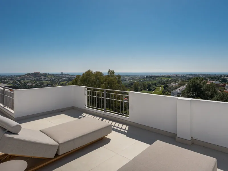 Set high above the lush landscape of La Quinta in Benahavís, this exceptional duplex penthouse offers a unique blend of luxury, privacy, and jaw-dropping panoramic views. Just a 7-minute drive from Puerto Banús and even closer to the top three golf course