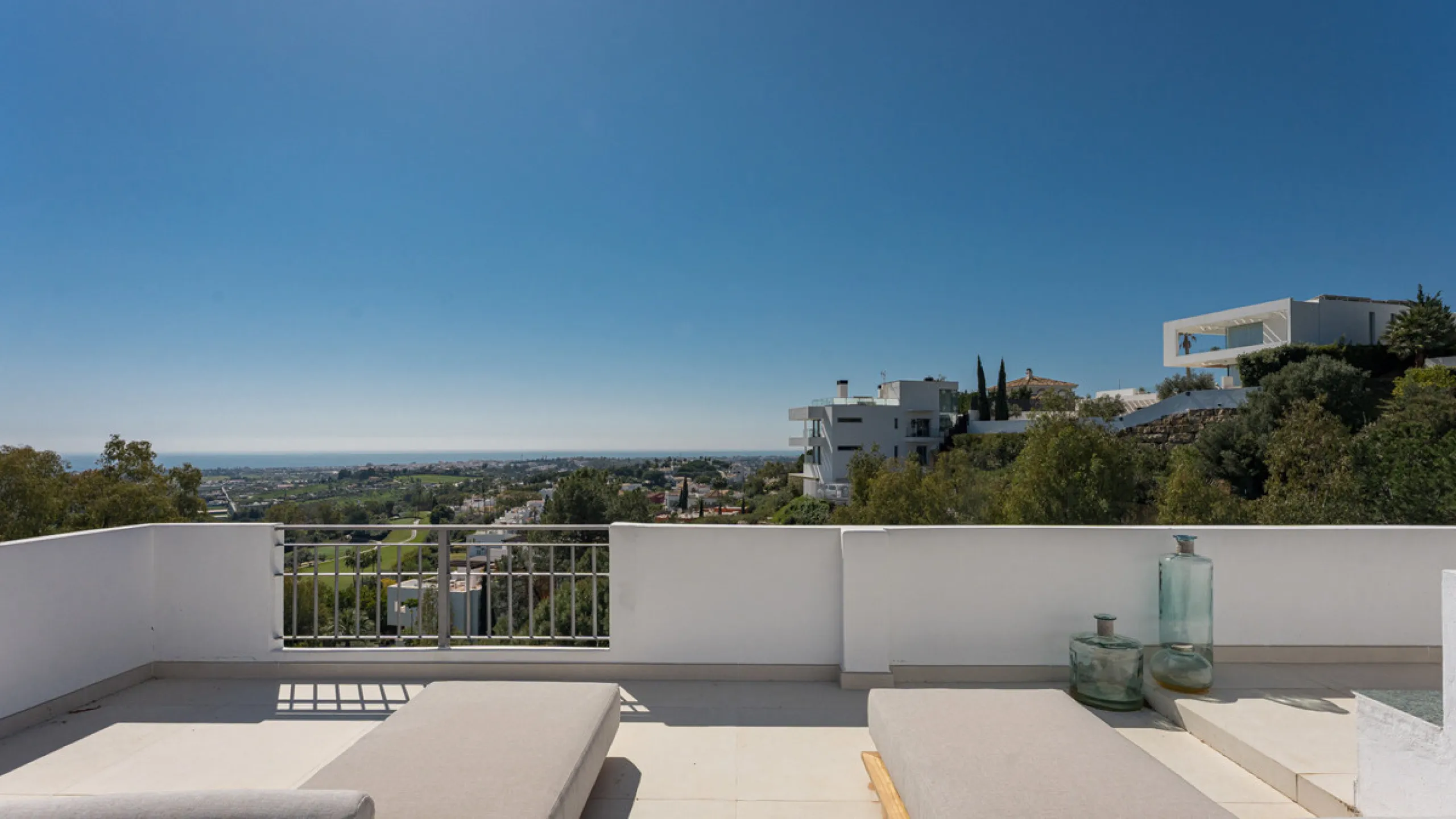 Set high above the lush landscape of La Quinta in Benahavís, this exceptional duplex penthouse offers a unique blend of luxury, privacy, and jaw-dropping panoramic views. Just a 7-minute drive from Puerto Banús and even closer to the top three golf course