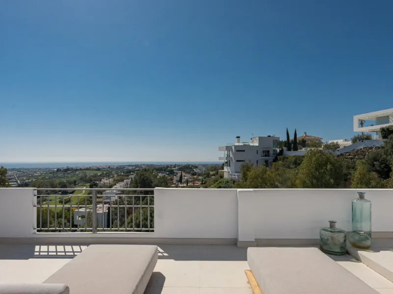 Set high above the lush landscape of La Quinta in Benahavís, this exceptional duplex penthouse offers a unique blend of luxury, privacy, and jaw-dropping panoramic views. Just a 7-minute drive from Puerto Banús and even closer to the top three golf course