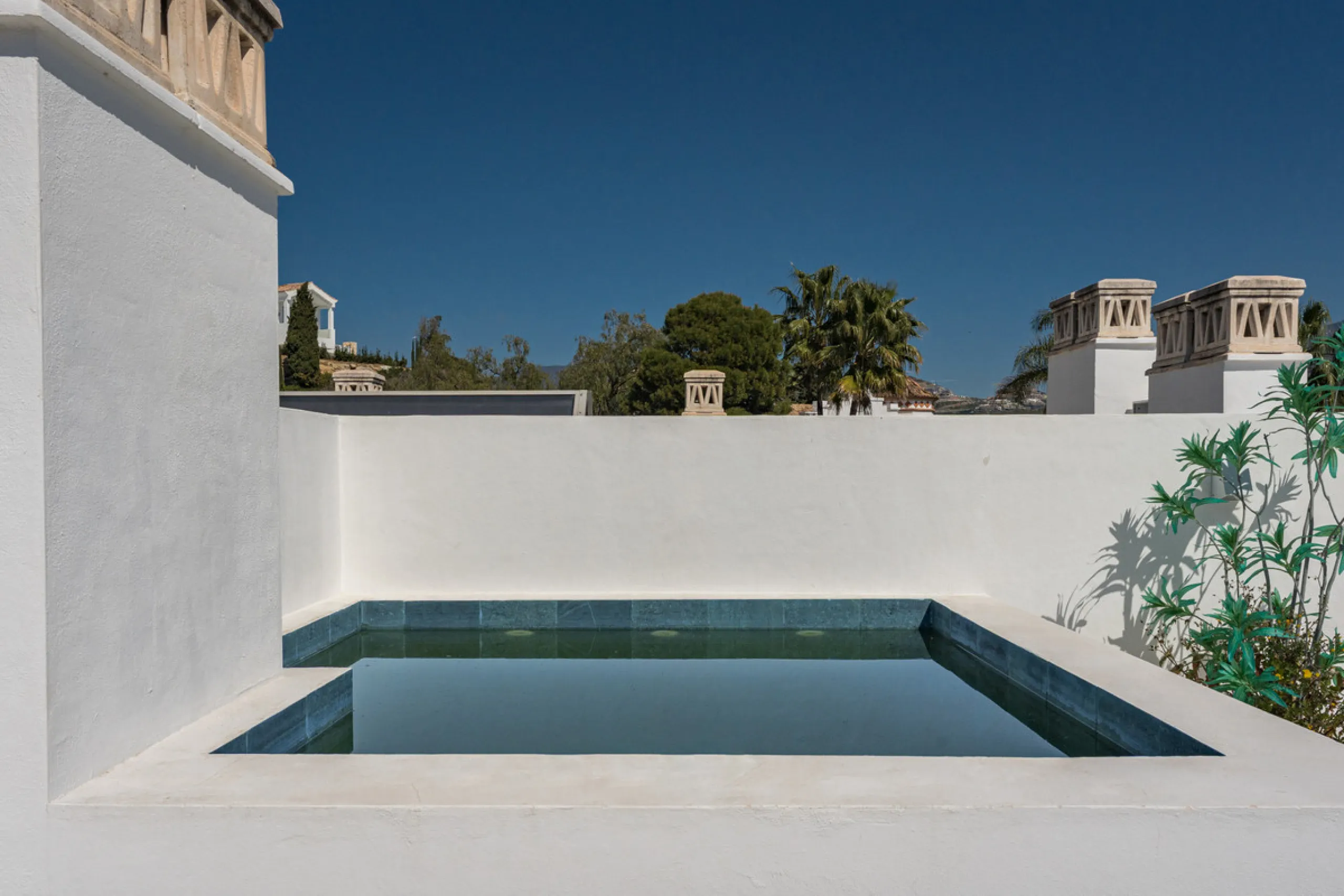 Set high above the lush landscape of La Quinta in Benahavís, this exceptional duplex penthouse offers a unique blend of luxury, privacy, and jaw-dropping panoramic views. Just a 7-minute drive from Puerto Banús and even closer to the top three golf course