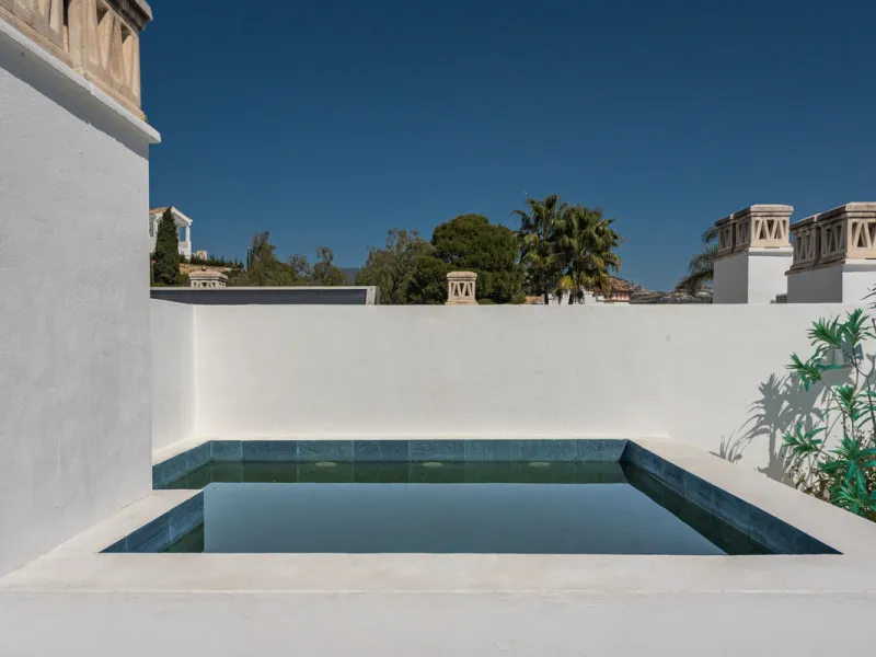 Set high above the lush landscape of La Quinta in Benahavís, this exceptional duplex penthouse offers a unique blend of luxury, privacy, and jaw-dropping panoramic views. Just a 7-minute drive from Puerto Banús and even closer to the top three golf course