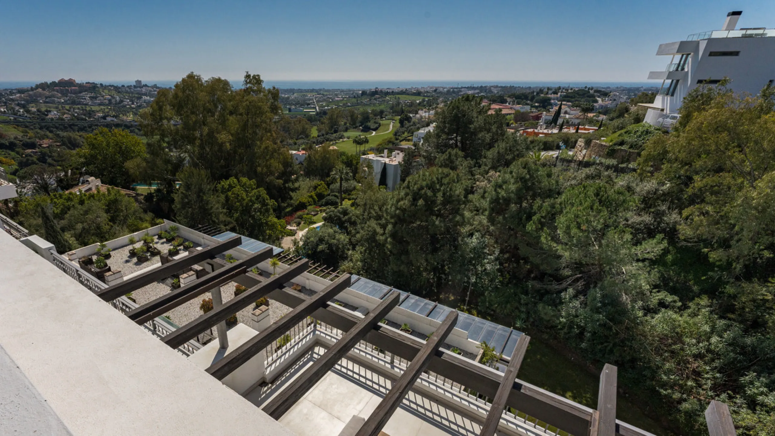 Set high above the lush landscape of La Quinta in Benahavís, this exceptional duplex penthouse offers a unique blend of luxury, privacy, and jaw-dropping panoramic views. Just a 7-minute drive from Puerto Banús and even closer to the top three golf course