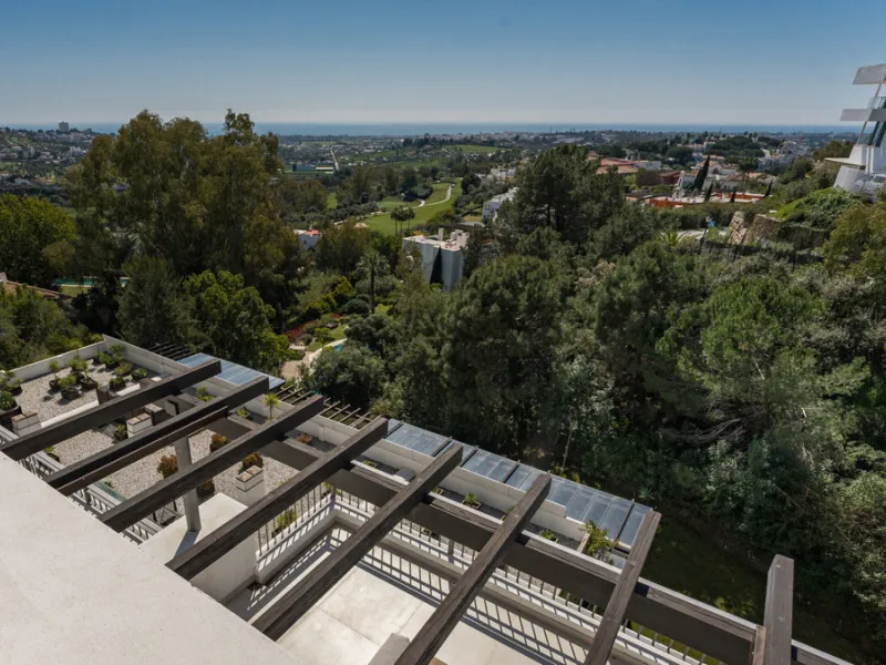 Set high above the lush landscape of La Quinta in Benahavís, this exceptional duplex penthouse offers a unique blend of luxury, privacy, and jaw-dropping panoramic views. Just a 7-minute drive from Puerto Banús and even closer to the top three golf course