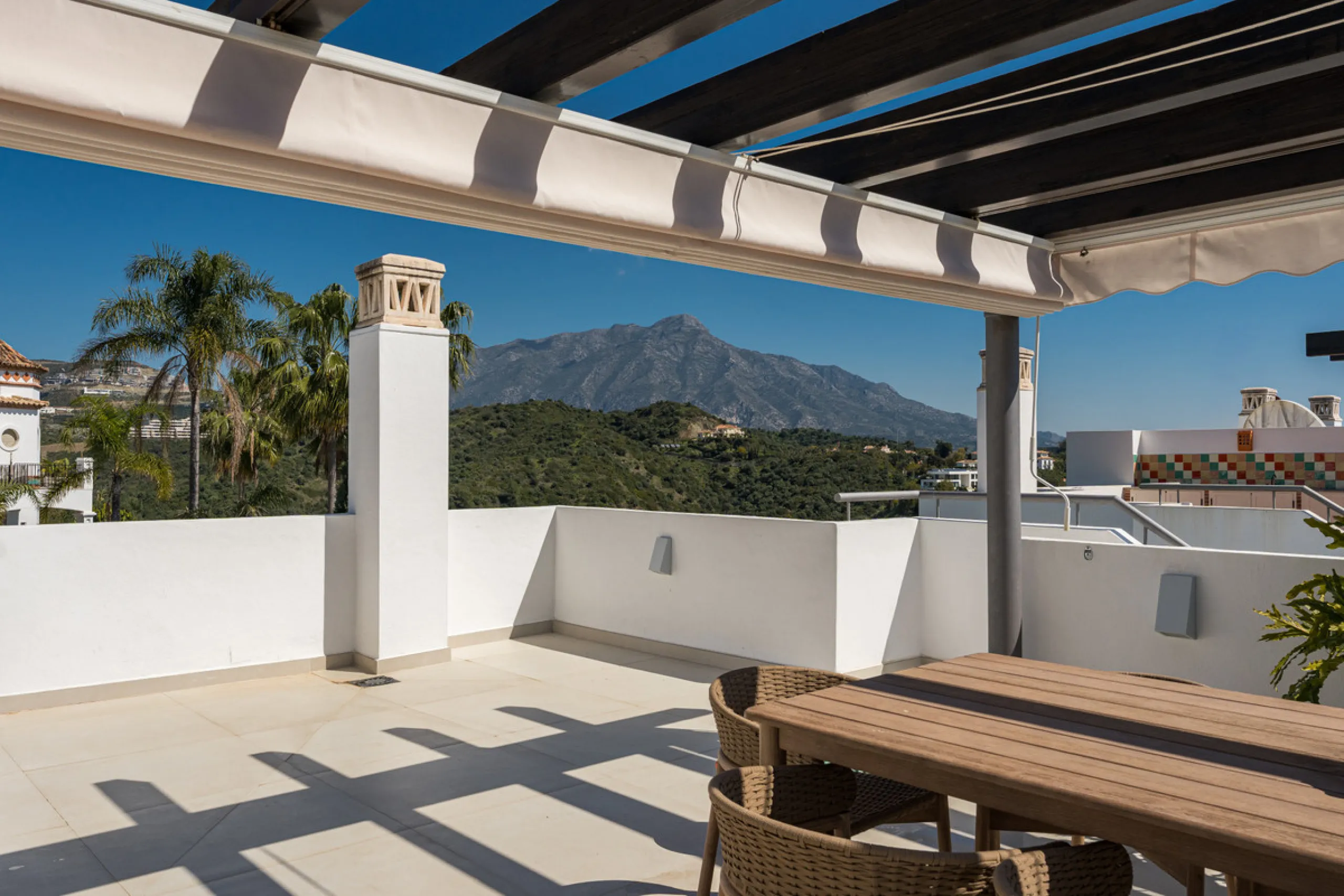 Set high above the lush landscape of La Quinta in Benahavís, this exceptional duplex penthouse offers a unique blend of luxury, privacy, and jaw-dropping panoramic views. Just a 7-minute drive from Puerto Banús and even closer to the top three golf course