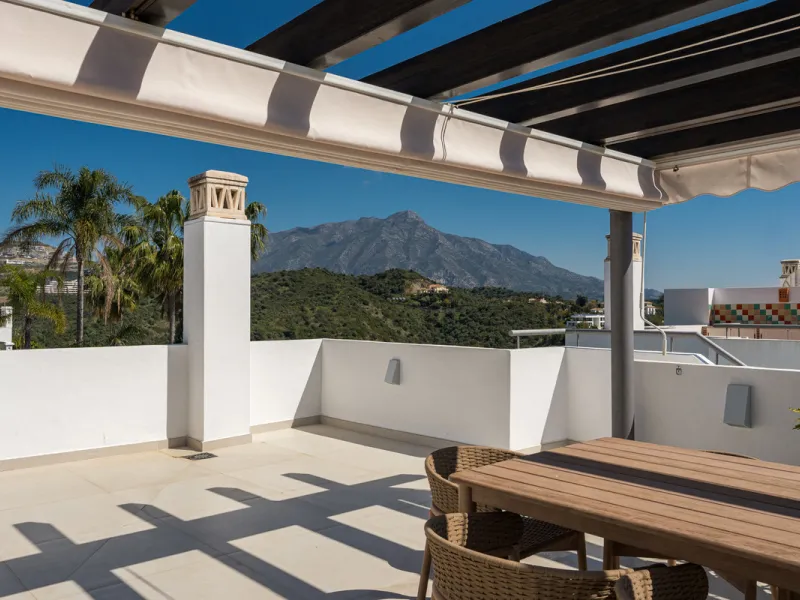 Set high above the lush landscape of La Quinta in Benahavís, this exceptional duplex penthouse offers a unique blend of luxury, privacy, and jaw-dropping panoramic views. Just a 7-minute drive from Puerto Banús and even closer to the top three golf course