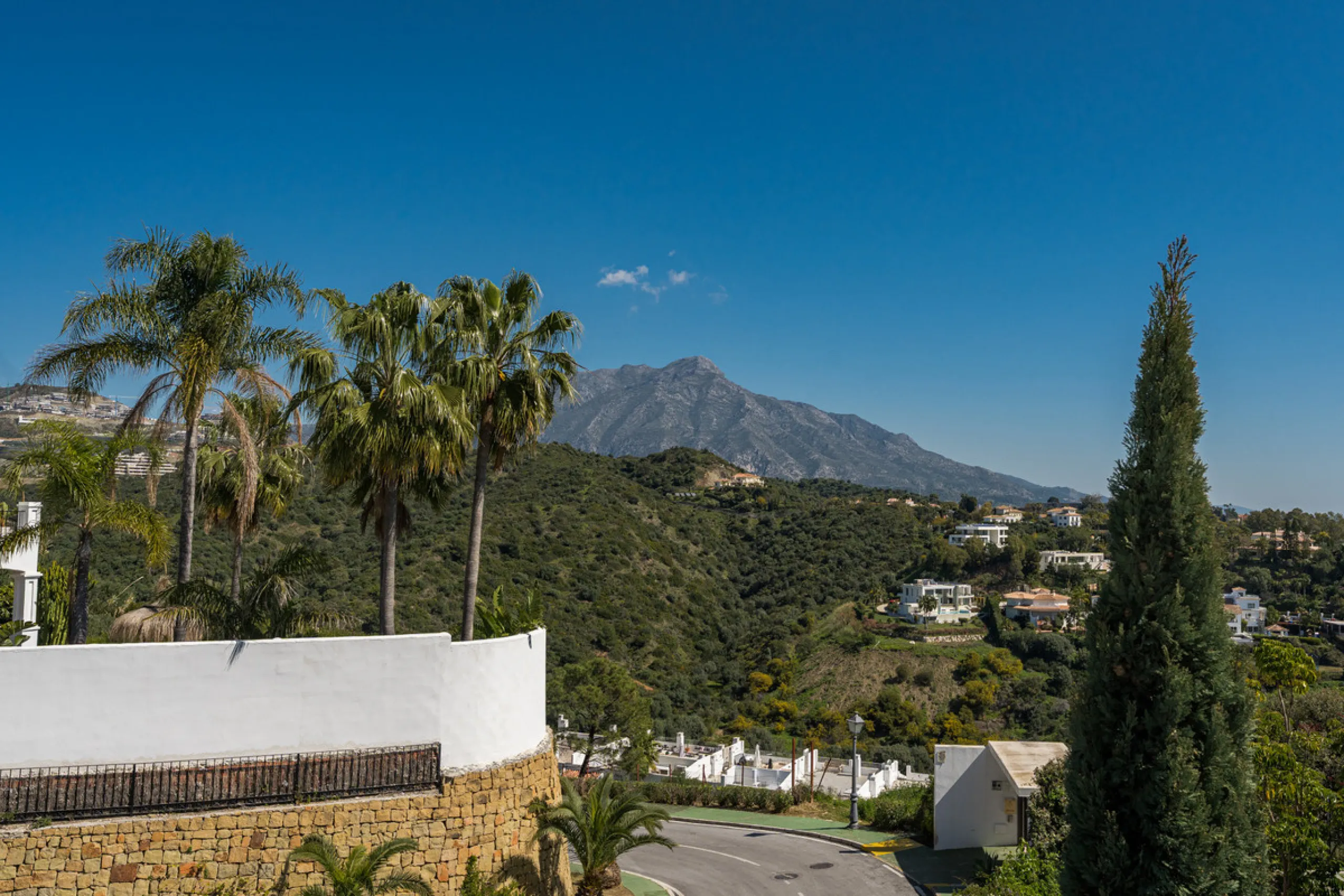 Set high above the lush landscape of La Quinta in Benahavís, this exceptional duplex penthouse offers a unique blend of luxury, privacy, and jaw-dropping panoramic views. Just a 7-minute drive from Puerto Banús and even closer to the top three golf course