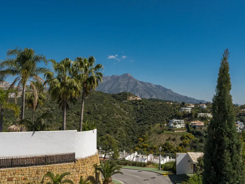Set high above the lush landscape of La Quinta in Benahavís, this exceptional duplex penthouse offers a unique blend of luxury, privacy, and jaw-dropping panoramic views. Just a 7-minute drive from Puerto Banús and even closer to the top three golf course