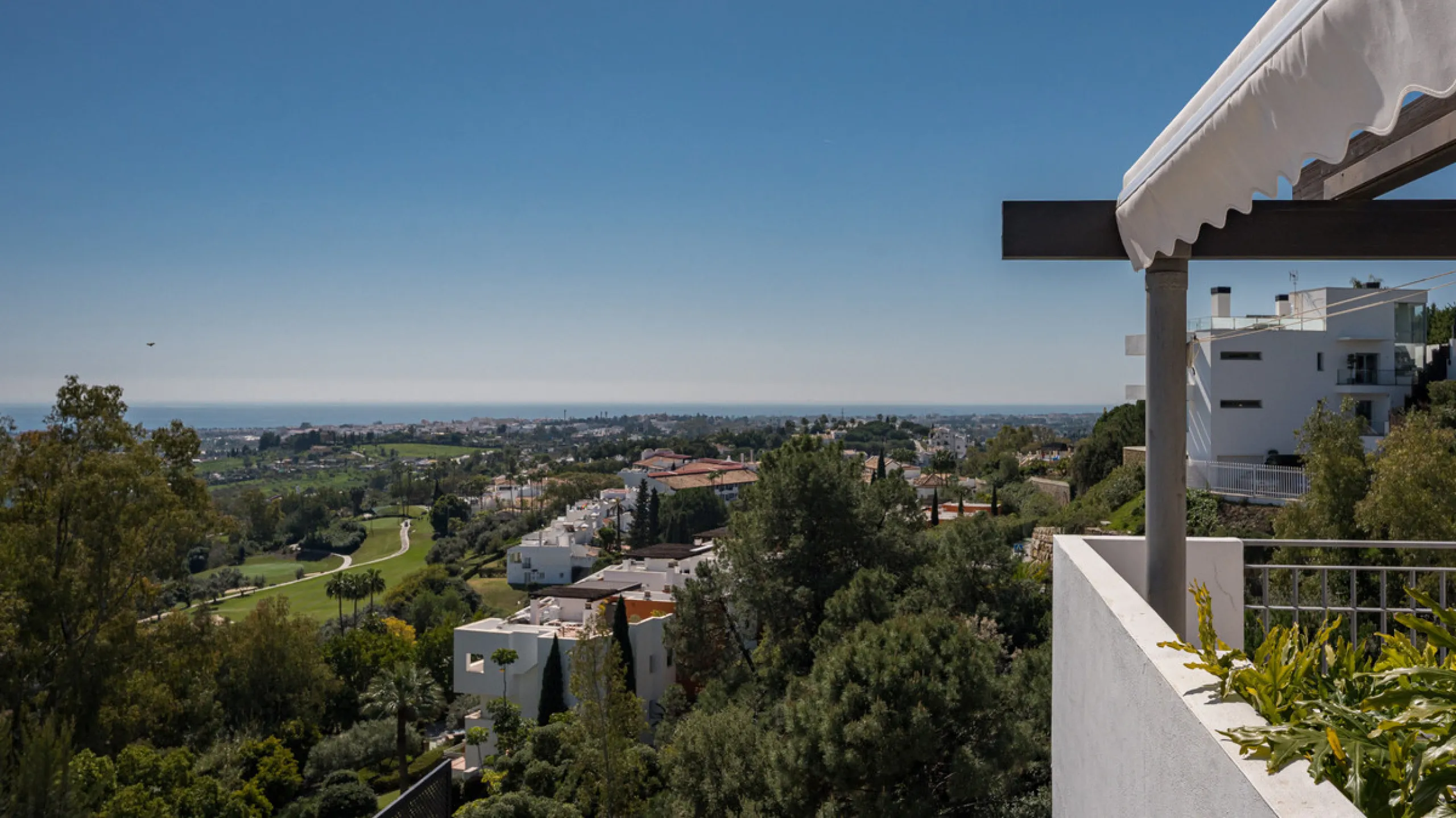 Set high above the lush landscape of La Quinta in Benahavís, this exceptional duplex penthouse offers a unique blend of luxury, privacy, and jaw-dropping panoramic views. Just a 7-minute drive from Puerto Banús and even closer to the top three golf course