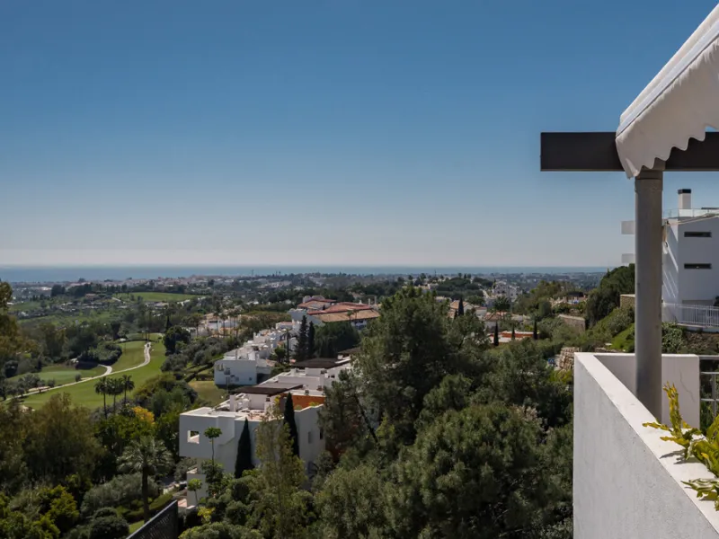 Set high above the lush landscape of La Quinta in Benahavís, this exceptional duplex penthouse offers a unique blend of luxury, privacy, and jaw-dropping panoramic views. Just a 7-minute drive from Puerto Banús and even closer to the top three golf course