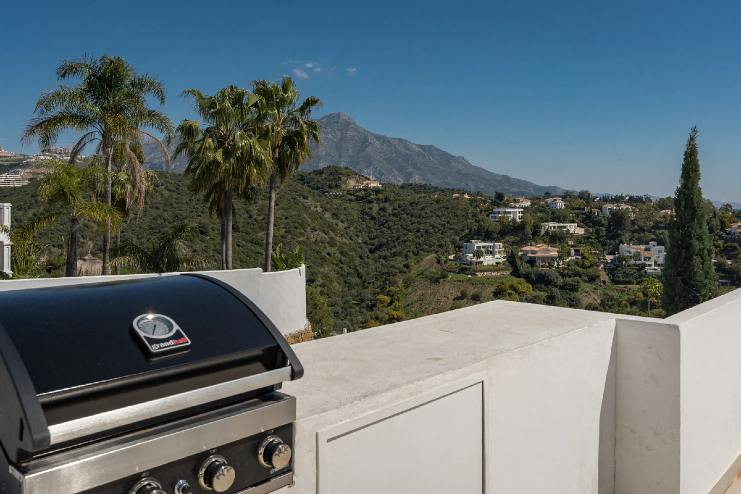 Set high above the lush landscape of La Quinta in Benahavís, this exceptional duplex penthouse offers a unique blend of luxury, privacy, and jaw-dropping panoramic views. Just a 7-minute drive from Puerto Banús and even closer to the top three golf course