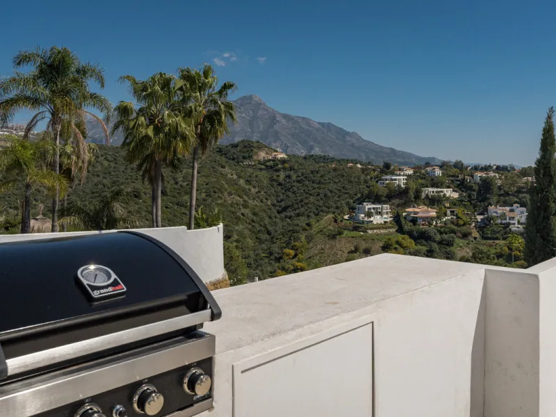 Set high above the lush landscape of La Quinta in Benahavís, this exceptional duplex penthouse offers a unique blend of luxury, privacy, and jaw-dropping panoramic views. Just a 7-minute drive from Puerto Banús and even closer to the top three golf course