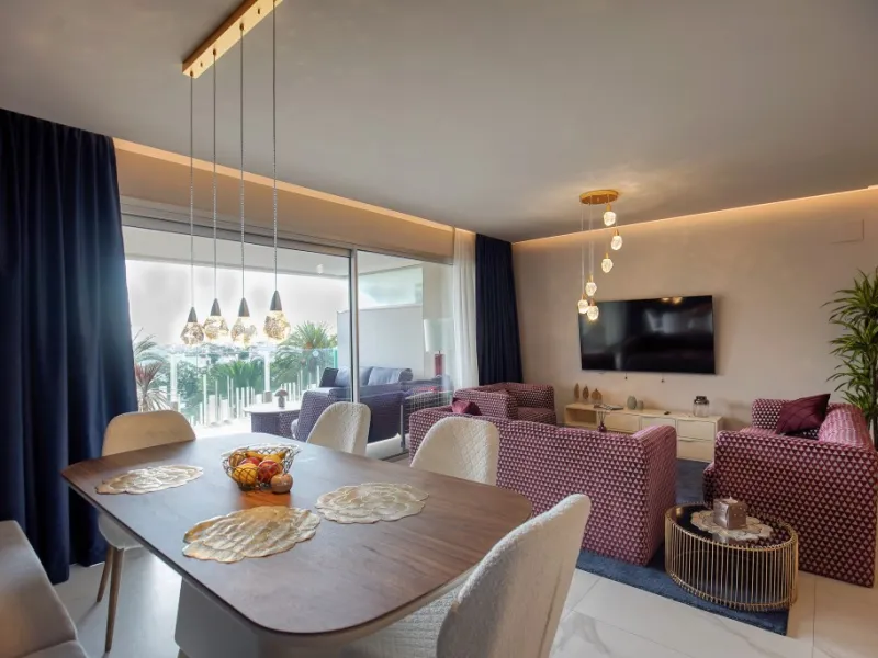 Stunning fully furnished 3-bedroom apartment located on the middle floor of a modern beachside complex in San Pedro de Alcántara. This east-facing home features a spacious open-plan living and dining area leading to a large covered terrace, ideal for rela