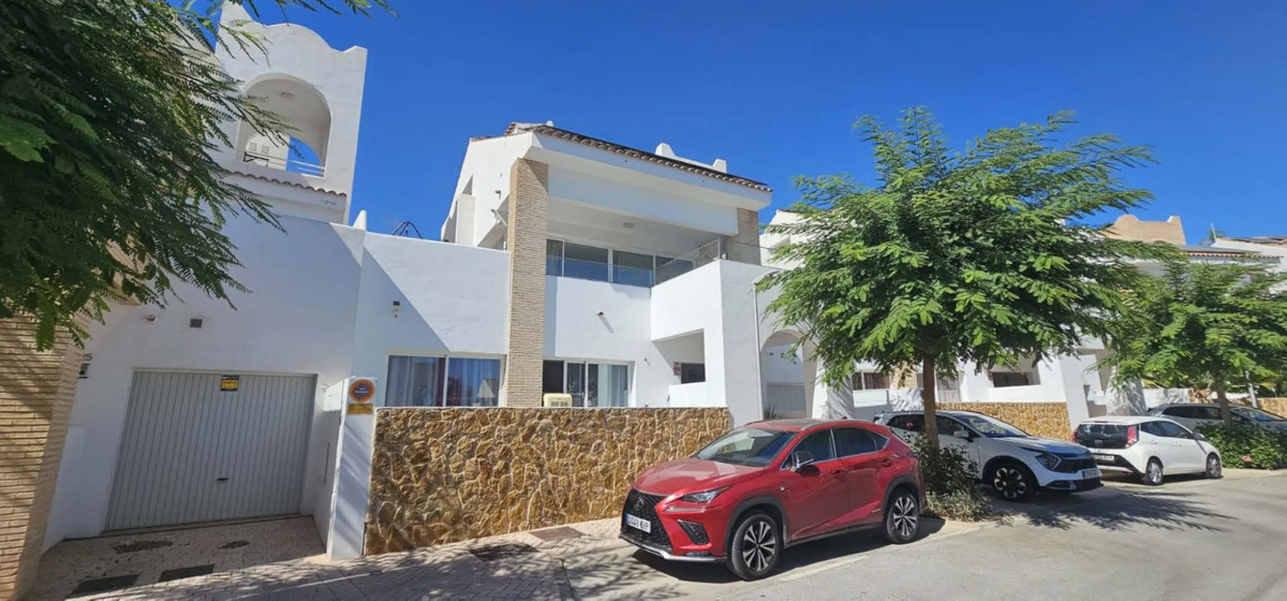 Experience Mediterranean living at its finest in this exceptional 4-bedroom, 5-bathroom luxury detached house located in the prestigious BigBlue residential complex in Torremuelle, Benalmádena.