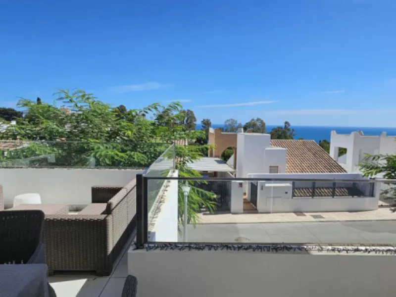 Experience Mediterranean living at its finest in this exceptional 4-bedroom, 5-bathroom luxury detached house located in the prestigious BigBlue residential complex in Torremuelle, Benalmádena.