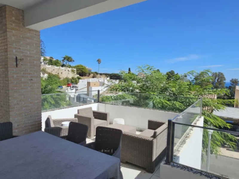 Experience Mediterranean living at its finest in this exceptional 4-bedroom, 5-bathroom luxury detached house located in the prestigious BigBlue residential complex in Torremuelle, Benalmádena.