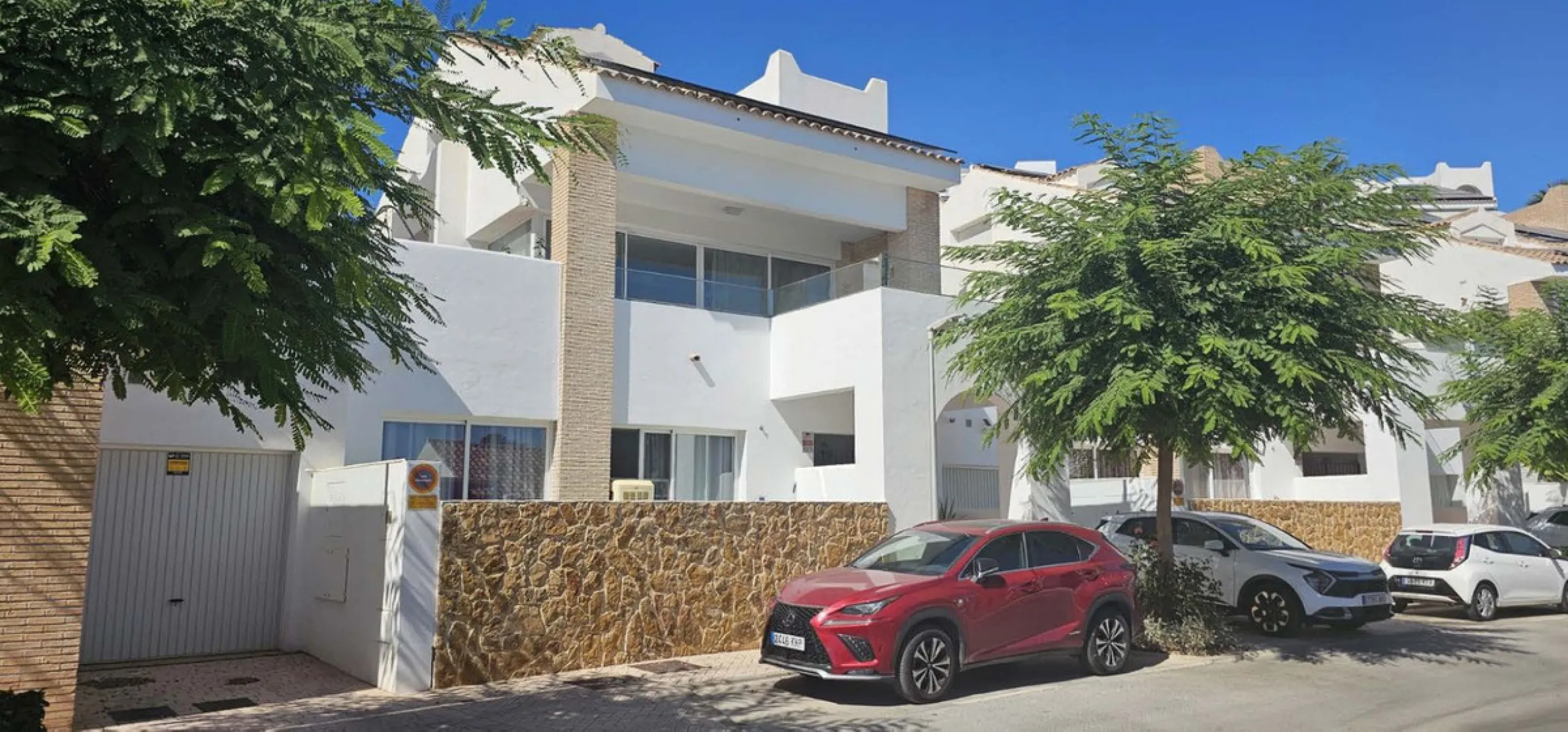 Experience Mediterranean living at its finest in this exceptional 4-bedroom, 5-bathroom luxury detached house located in the prestigious BigBlue residential complex in Torremuelle, Benalmádena.