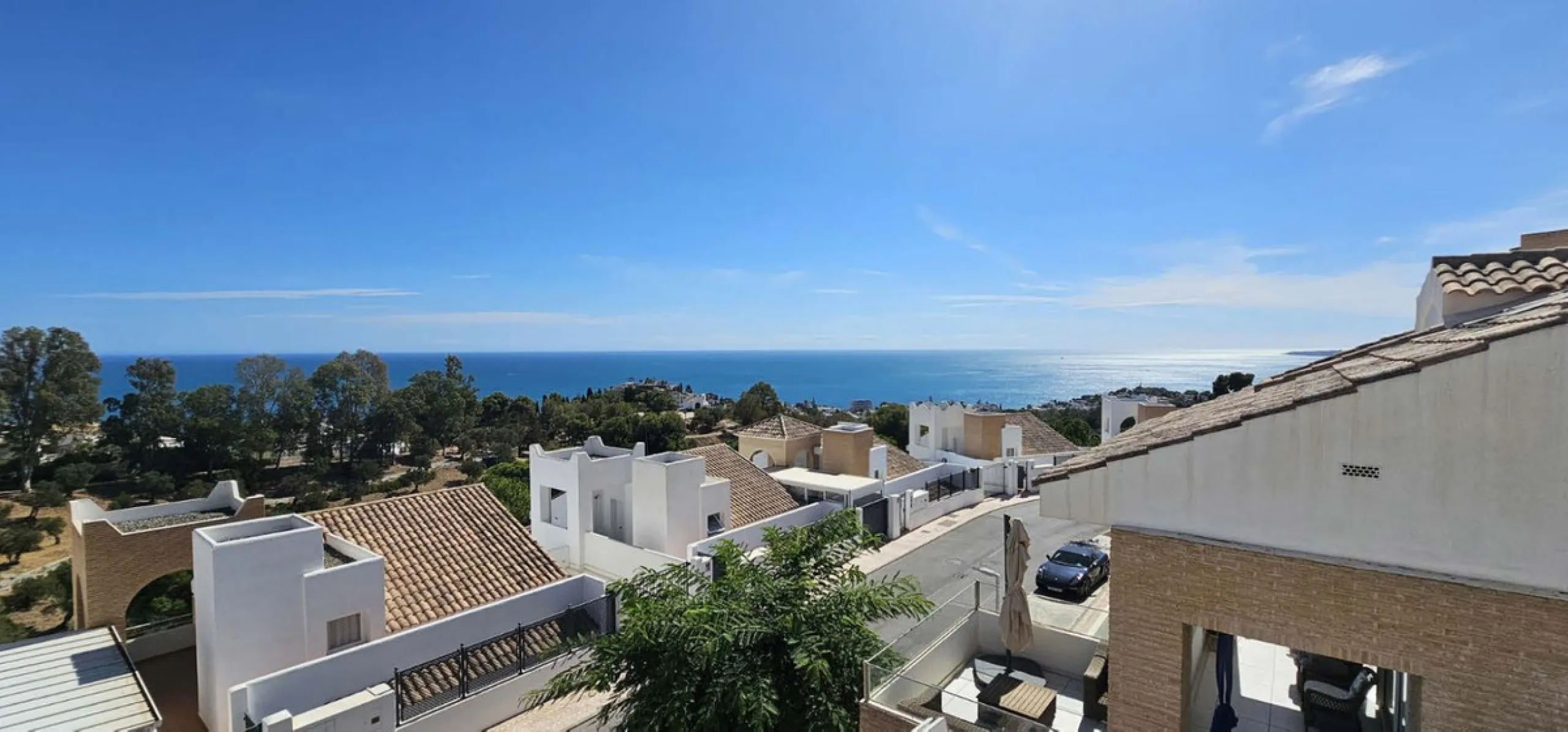 Experience Mediterranean living at its finest in this exceptional 4-bedroom, 5-bathroom luxury detached house located in the prestigious BigBlue residential complex in Torremuelle, Benalmádena.
