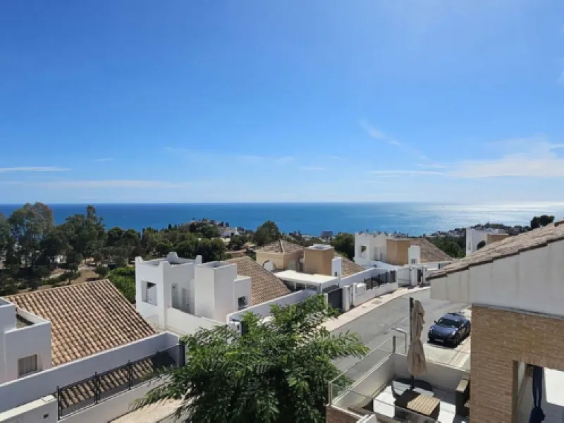 Experience Mediterranean living at its finest in this exceptional 4-bedroom, 5-bathroom luxury detached house located in the prestigious BigBlue residential complex in Torremuelle, Benalmádena.