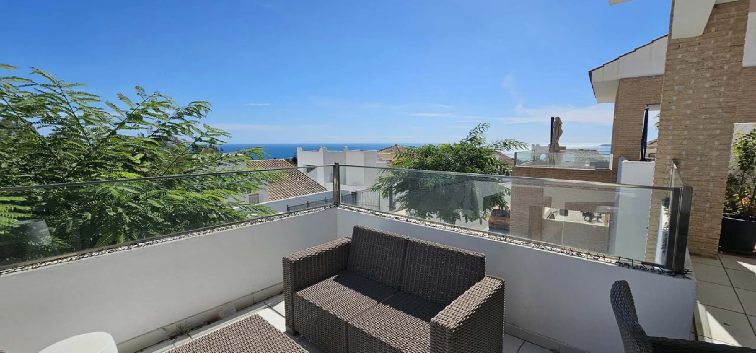 Experience Mediterranean living at its finest in this exceptional 4-bedroom, 5-bathroom luxury detached house located in the prestigious BigBlue residential complex in Torremuelle, Benalmádena.