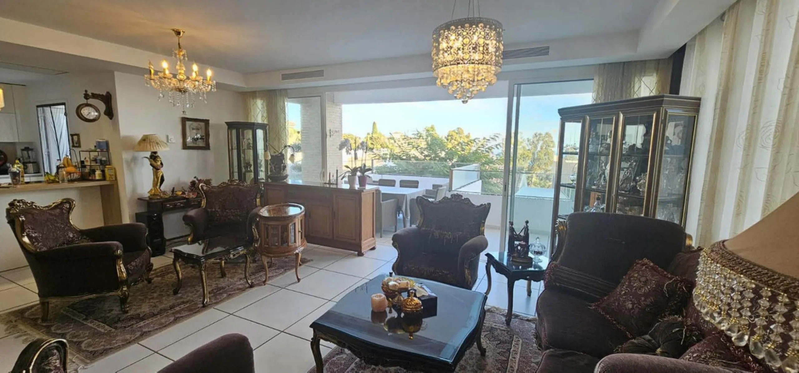 Experience Mediterranean living at its finest in this exceptional 4-bedroom, 5-bathroom luxury detached house located in the prestigious BigBlue residential complex in Torremuelle, Benalmádena.