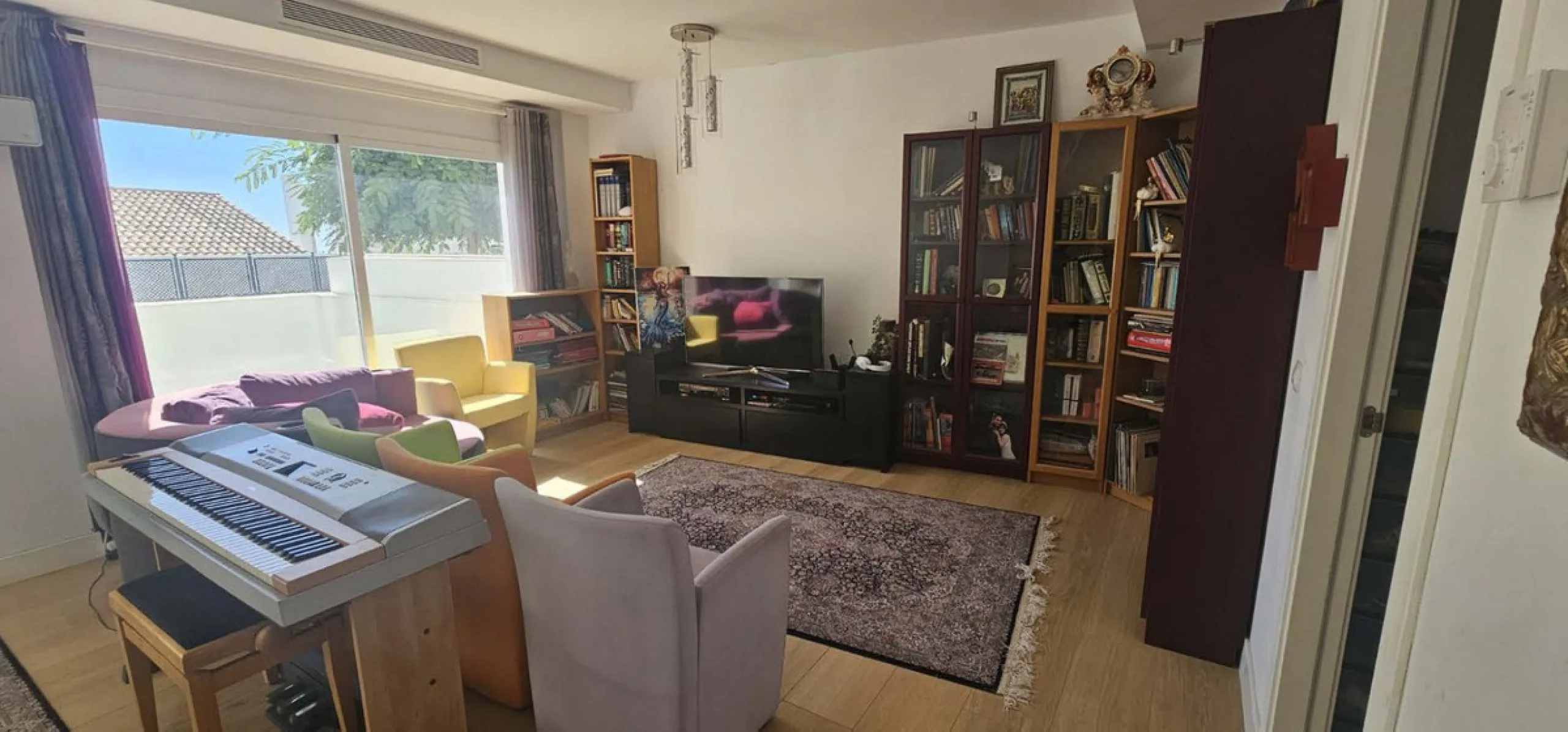 Experience Mediterranean living at its finest in this exceptional 4-bedroom, 5-bathroom luxury detached house located in the prestigious BigBlue residential complex in Torremuelle, Benalmádena.