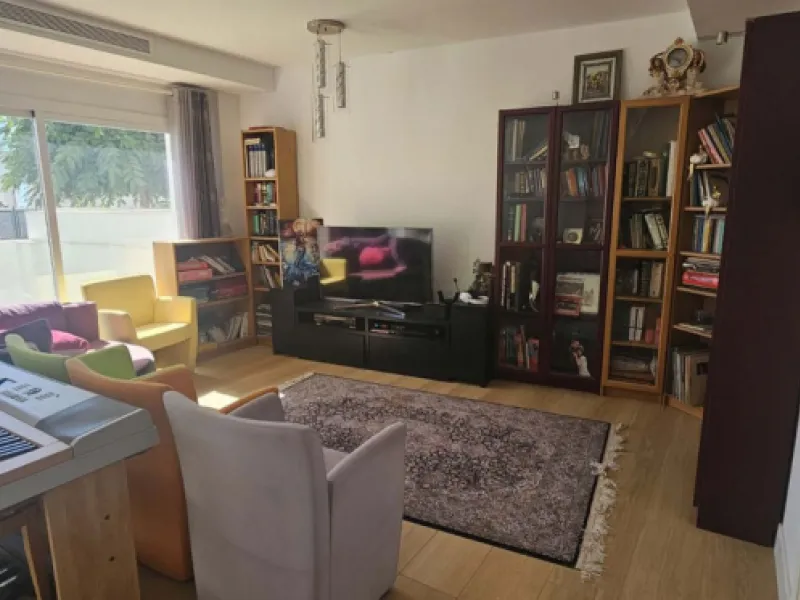Experience Mediterranean living at its finest in this exceptional 4-bedroom, 5-bathroom luxury detached house located in the prestigious BigBlue residential complex in Torremuelle, Benalmádena.