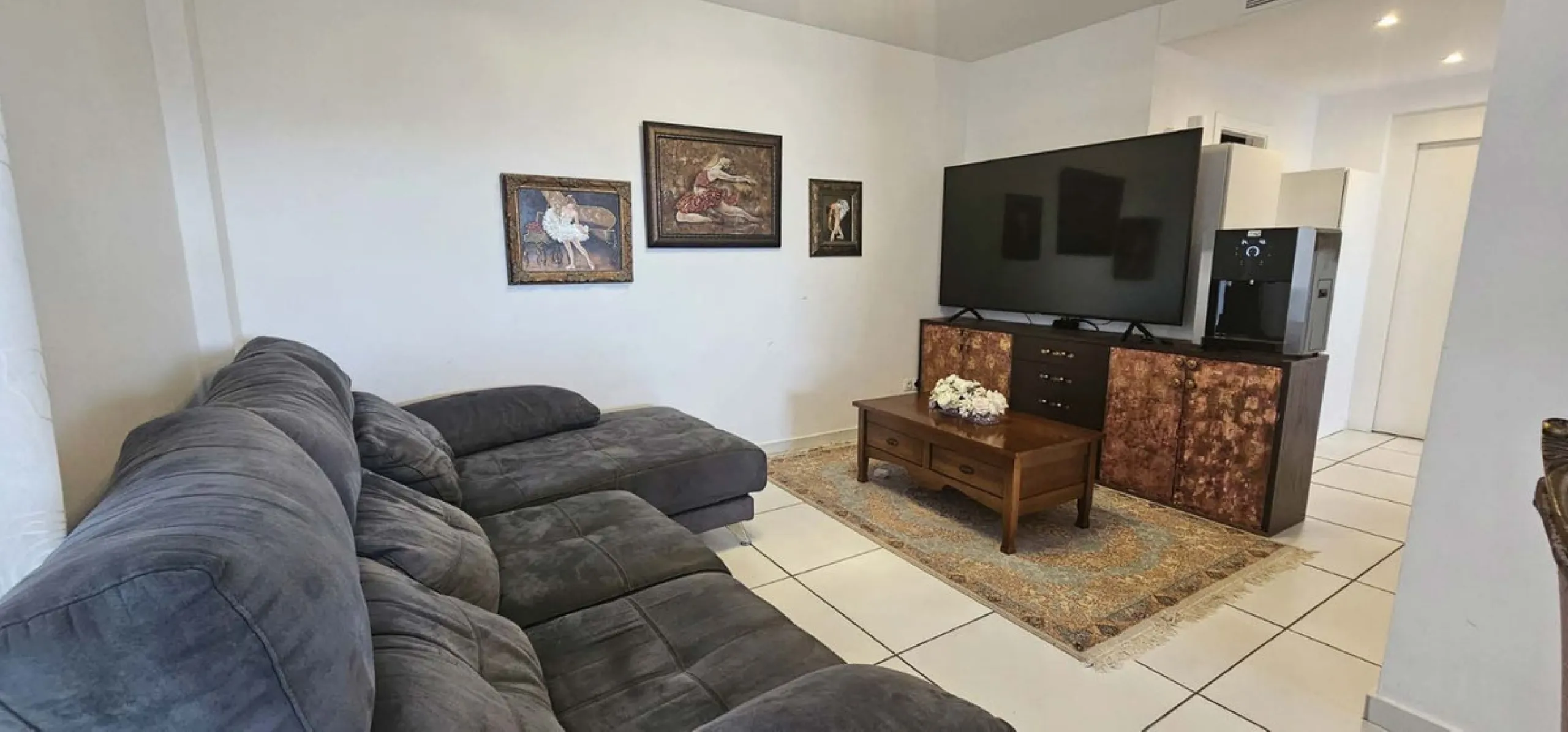 Experience Mediterranean living at its finest in this exceptional 4-bedroom, 5-bathroom luxury detached house located in the prestigious BigBlue residential complex in Torremuelle, Benalmádena.