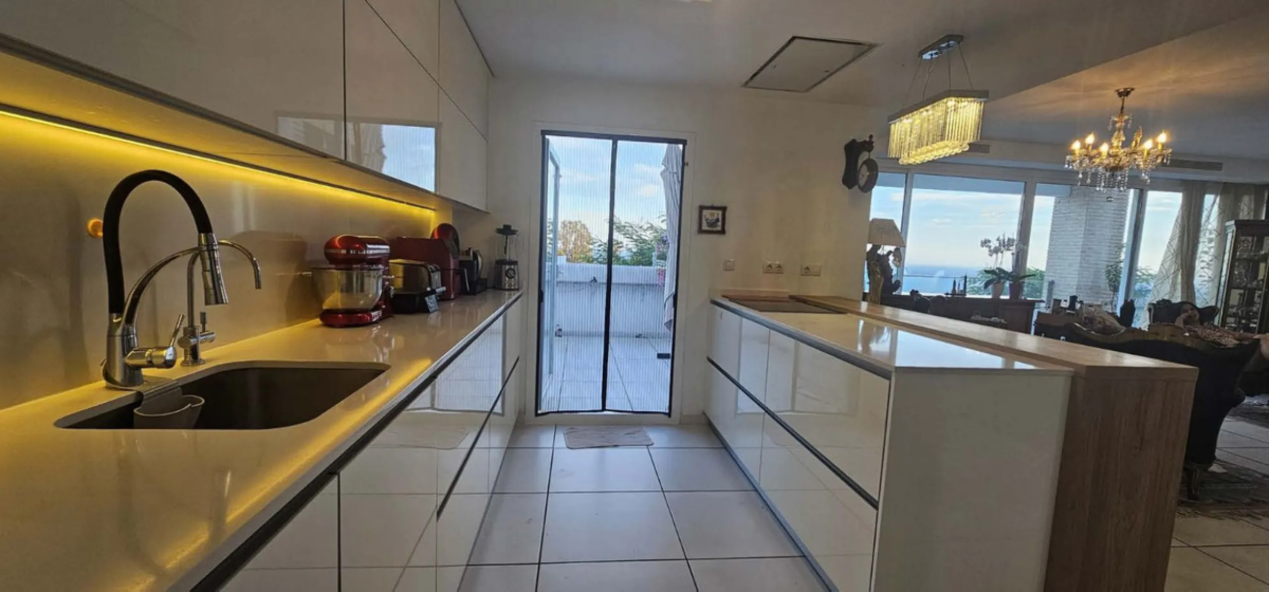 Experience Mediterranean living at its finest in this exceptional 4-bedroom, 5-bathroom luxury detached house located in the prestigious BigBlue residential complex in Torremuelle, Benalmádena.