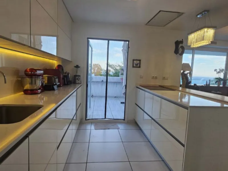 Experience Mediterranean living at its finest in this exceptional 4-bedroom, 5-bathroom luxury detached house located in the prestigious BigBlue residential complex in Torremuelle, Benalmádena.