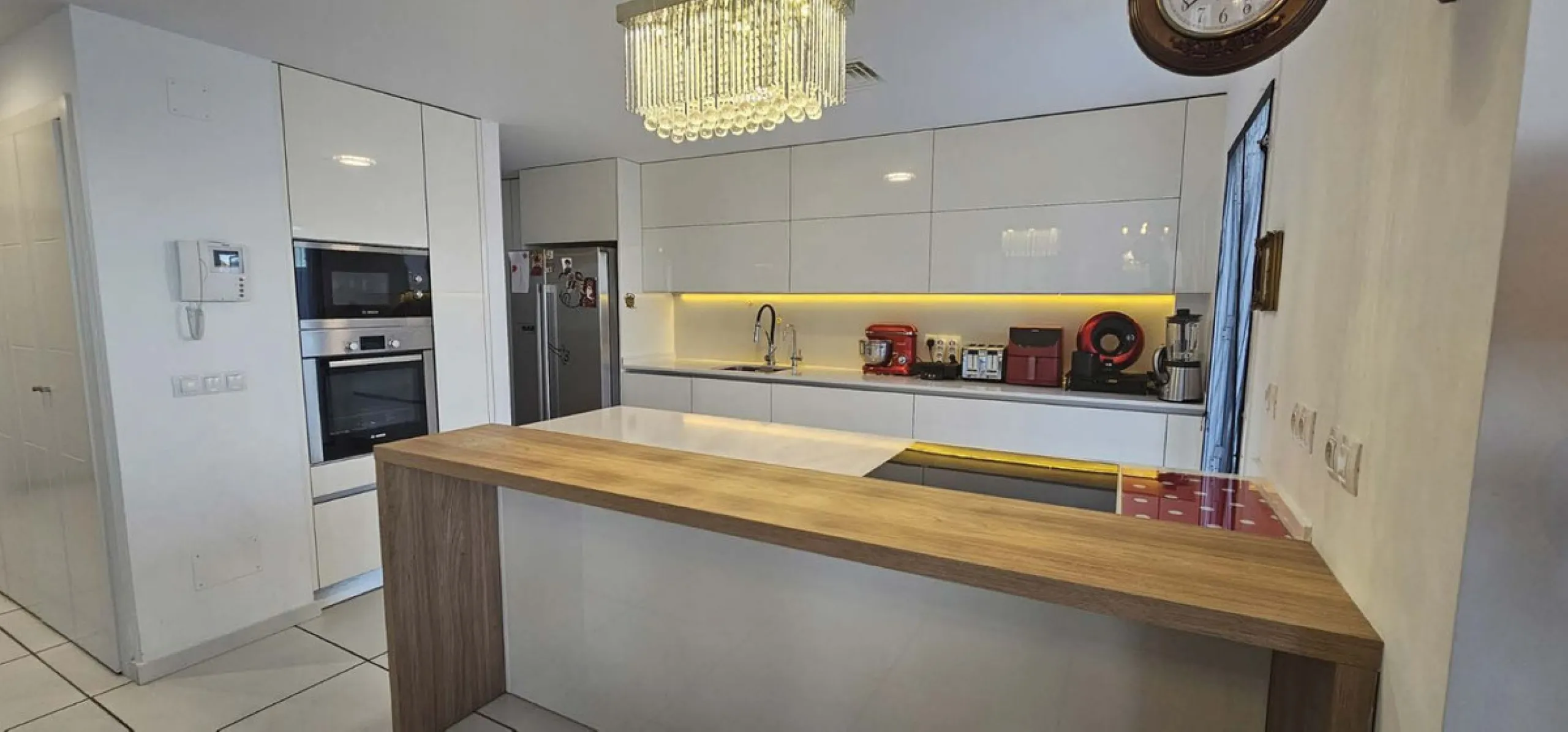 Experience Mediterranean living at its finest in this exceptional 4-bedroom, 5-bathroom luxury detached house located in the prestigious BigBlue residential complex in Torremuelle, Benalmádena.