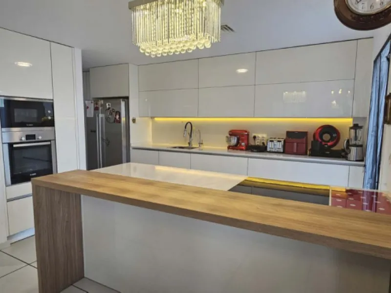 Experience Mediterranean living at its finest in this exceptional 4-bedroom, 5-bathroom luxury detached house located in the prestigious BigBlue residential complex in Torremuelle, Benalmádena.