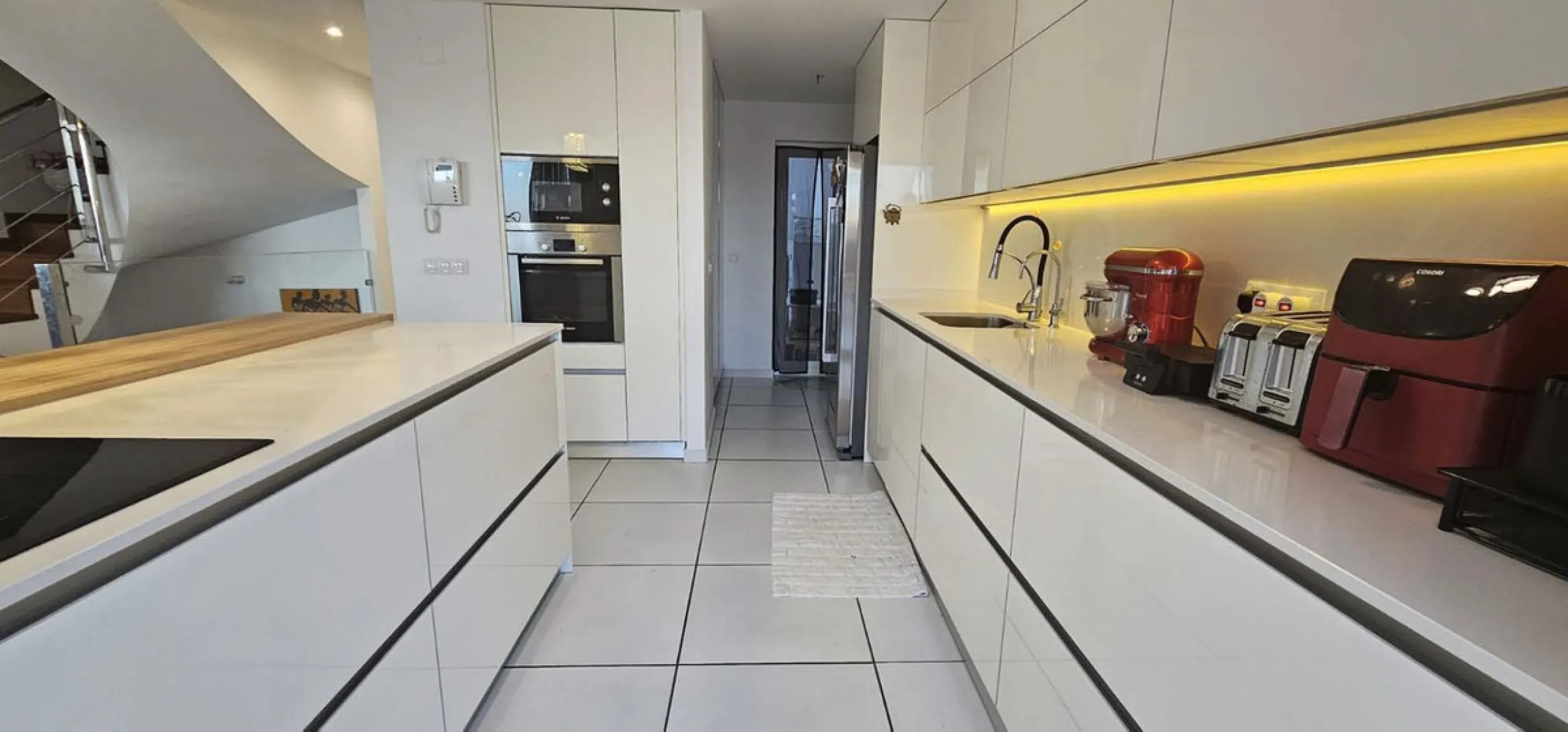 Experience Mediterranean living at its finest in this exceptional 4-bedroom, 5-bathroom luxury detached house located in the prestigious BigBlue residential complex in Torremuelle, Benalmádena.