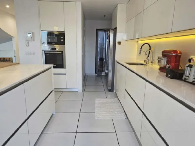 Experience Mediterranean living at its finest in this exceptional 4-bedroom, 5-bathroom luxury detached house located in the prestigious BigBlue residential complex in Torremuelle, Benalmádena.