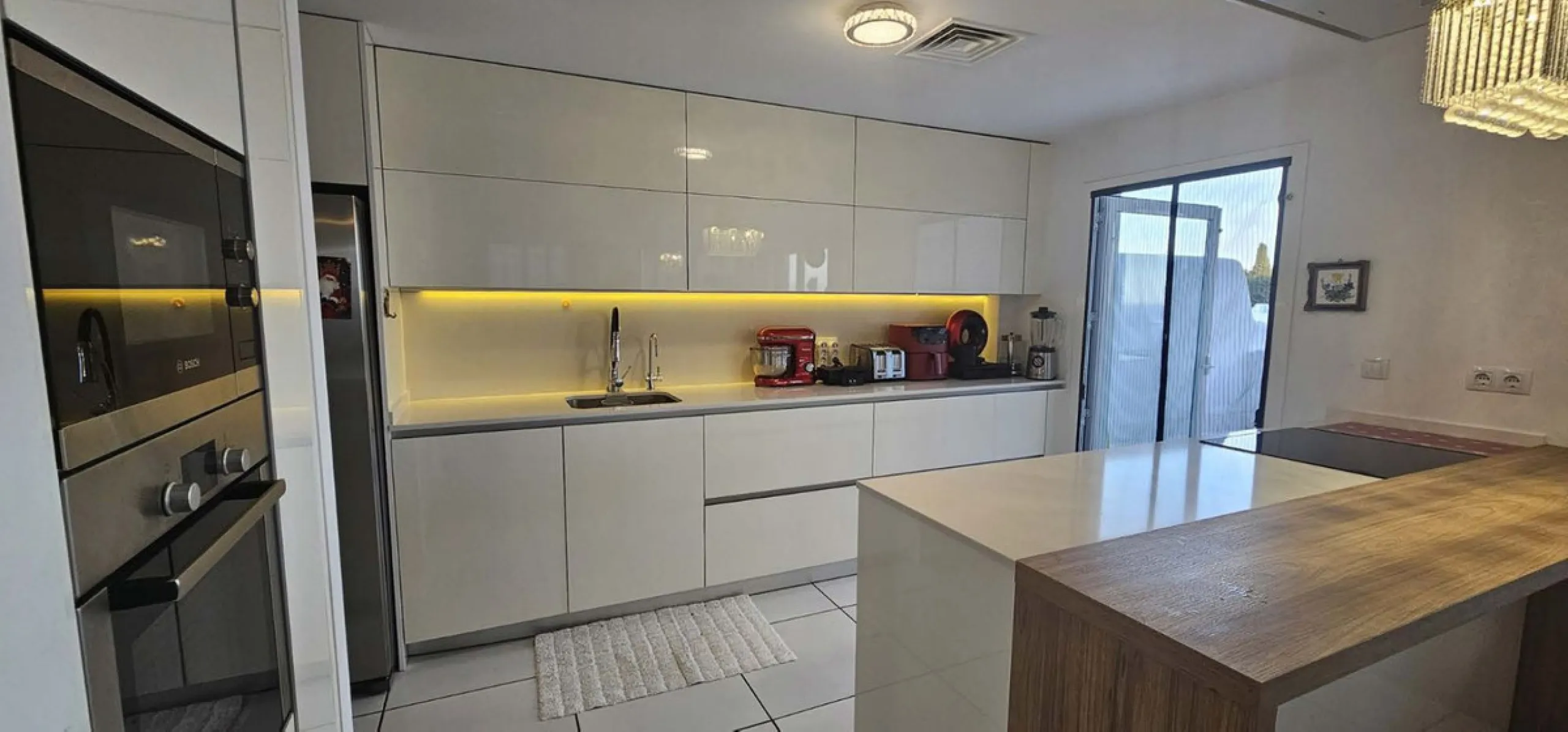 Experience Mediterranean living at its finest in this exceptional 4-bedroom, 5-bathroom luxury detached house located in the prestigious BigBlue residential complex in Torremuelle, Benalmádena.