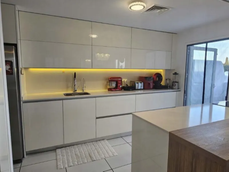 Experience Mediterranean living at its finest in this exceptional 4-bedroom, 5-bathroom luxury detached house located in the prestigious BigBlue residential complex in Torremuelle, Benalmádena.
