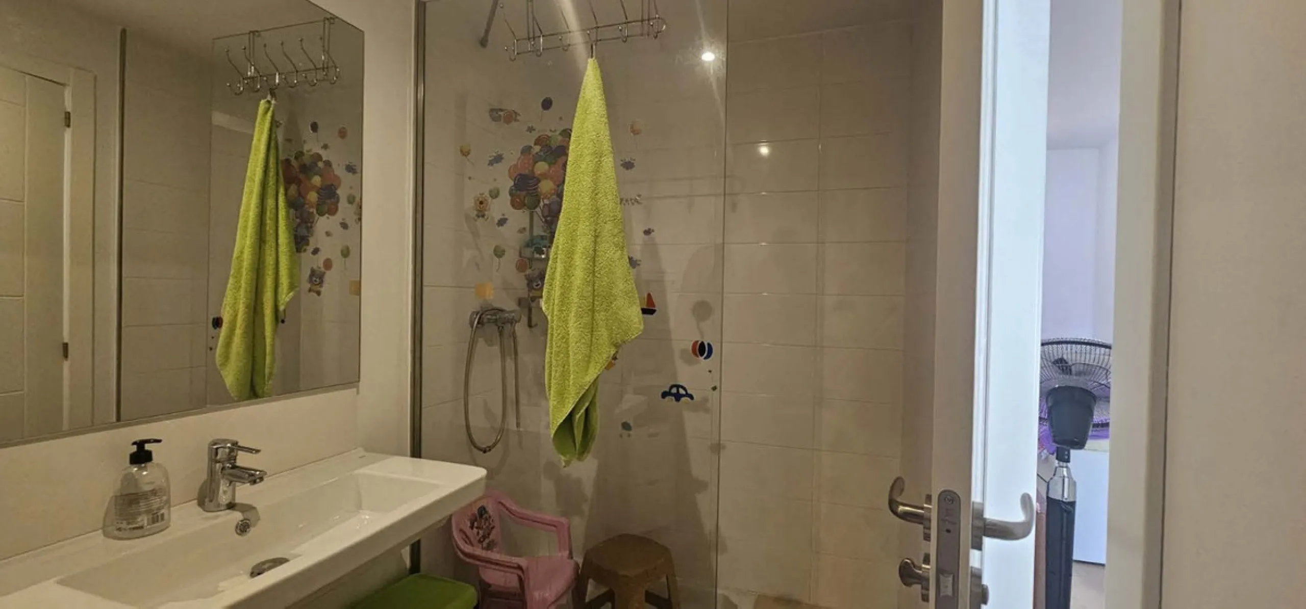 Experience Mediterranean living at its finest in this exceptional 4-bedroom, 5-bathroom luxury detached house located in the prestigious BigBlue residential complex in Torremuelle, Benalmádena.