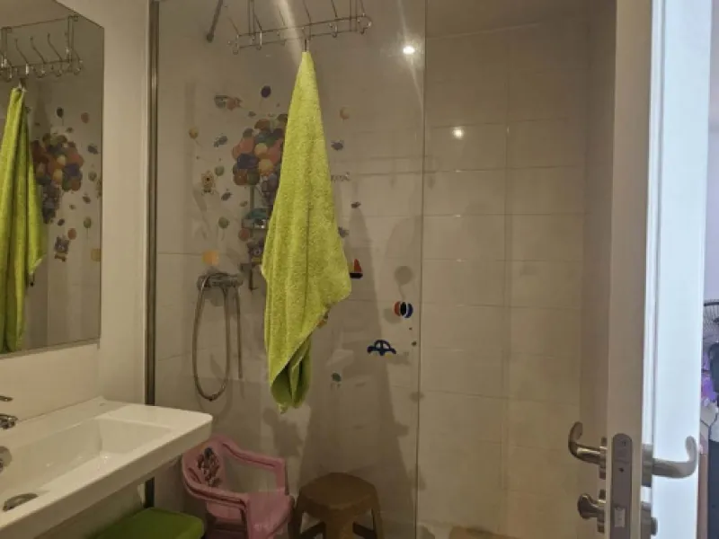 Experience Mediterranean living at its finest in this exceptional 4-bedroom, 5-bathroom luxury detached house located in the prestigious BigBlue residential complex in Torremuelle, Benalmádena.