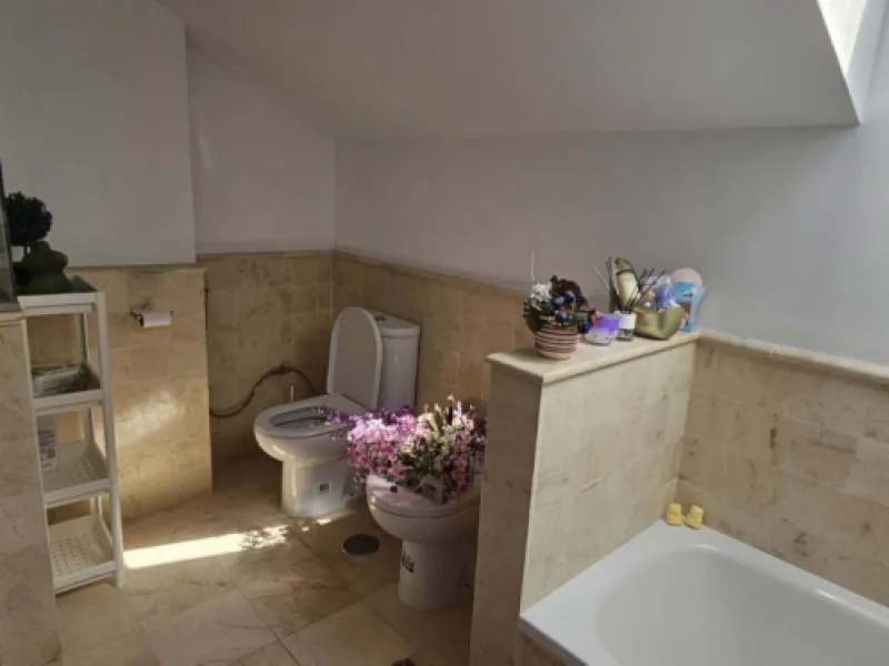 Experience Mediterranean living at its finest in this exceptional 4-bedroom, 5-bathroom luxury detached house located in the prestigious BigBlue residential complex in Torremuelle, Benalmádena.