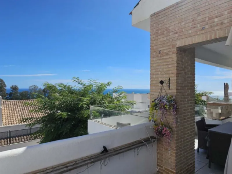 Experience Mediterranean living at its finest in this exceptional 4-bedroom, 5-bathroom luxury detached house located in the prestigious BigBlue residential complex in Torremuelle, Benalmádena.
