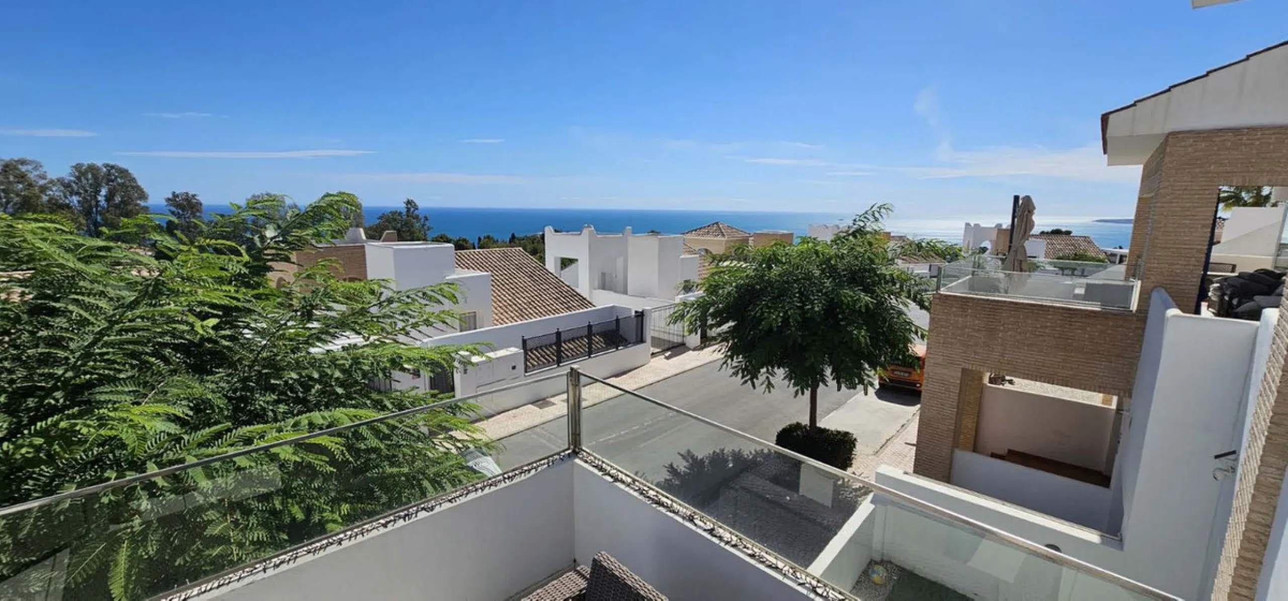 Experience Mediterranean living at its finest in this exceptional 4-bedroom, 5-bathroom luxury detached house located in the prestigious BigBlue residential complex in Torremuelle, Benalmádena.