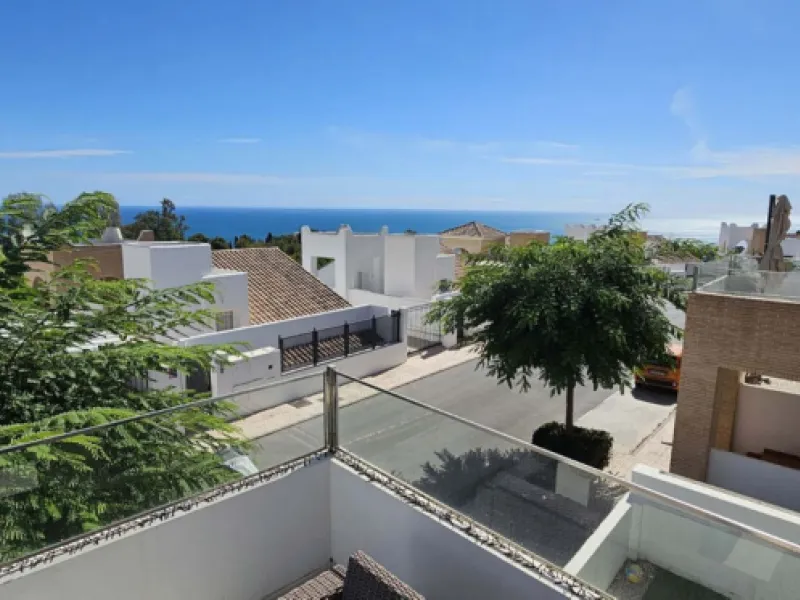 Experience Mediterranean living at its finest in this exceptional 4-bedroom, 5-bathroom luxury detached house located in the prestigious BigBlue residential complex in Torremuelle, Benalmádena.